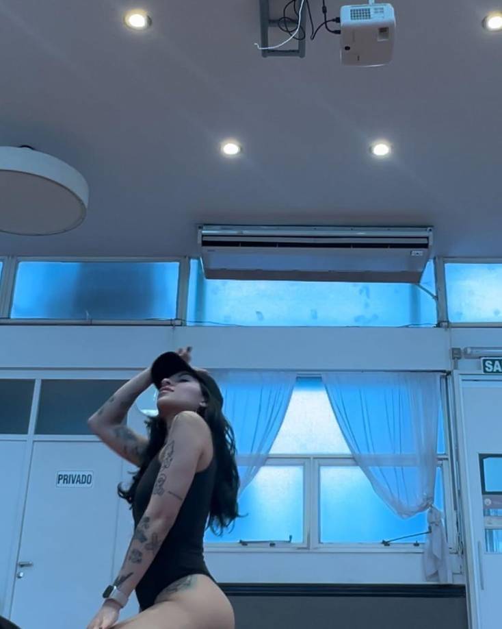 En un momento, no dudó en declarar que estaba soltera, lo que generó una respuesta inmediata de sus fanáticos con gritos y aplausos. “Yo estoy soltera y vos?”, dijo, mientras el público respondía entusiasta. En videos compartidos a través de redes sociales como TikTok y Facebook, se observa al público disfrutando de sus canciones, tanto las más atrevidas como aquellas dedicadas al desamor.