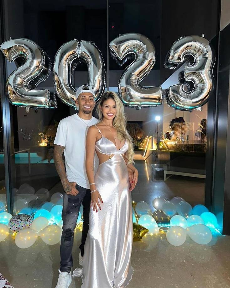 Raphinha, jugador del FC Barcelona, con su pareja recibiendo el 2023.