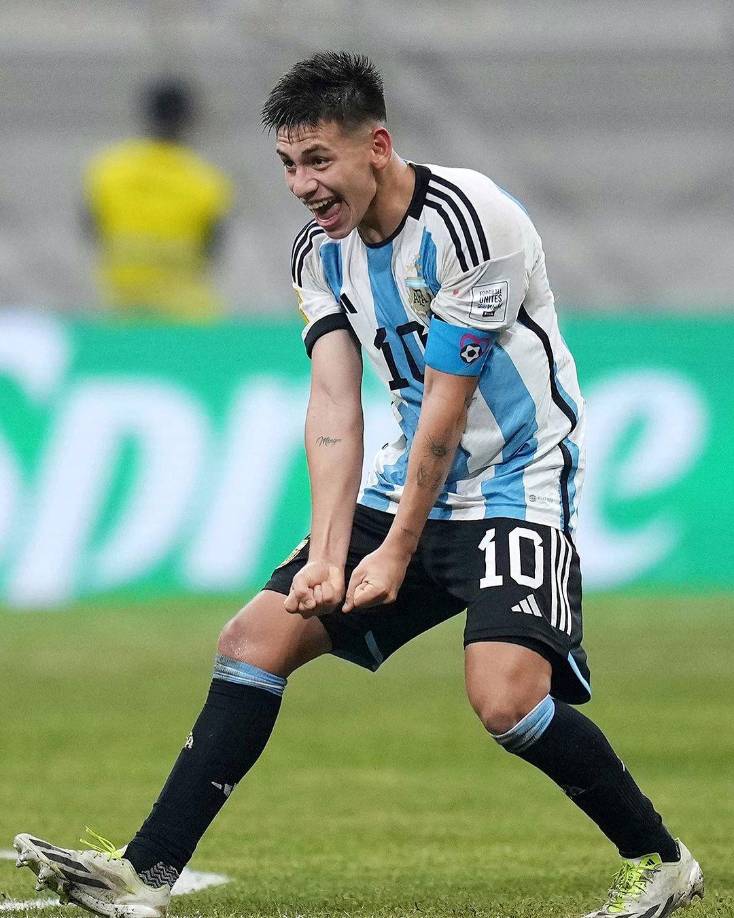 Según informa Diario MARCA, el Real Madrid y el Barcelona estarían en la “pelea” por la joyita argentina. Claudio Echeverri.