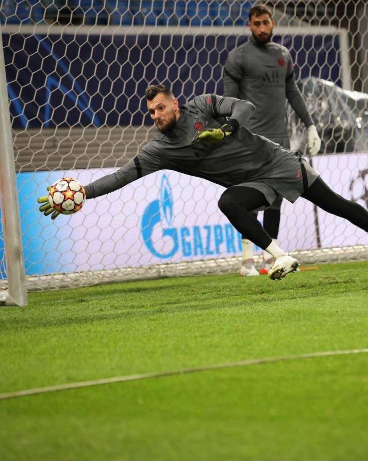 El espigado cancerbero de 1.93 metros se formó con los parisinos, pero no ha podido consolidarse en el primer equipo. También ha jugado para el Angers y Eliteserien Sarpsborg hasta que volvió al club hace tres años.