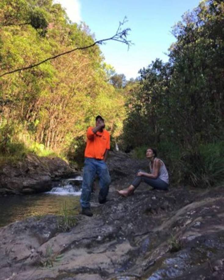 17 días después, el personal en el helicóptero amplió el radio de búsqueda a unos 11 kilómetros del lugar donde desapareció y allí la encontraron, entre dos cascadas, en el fondo de un abismo. 'Miré hacia arriba y el helicóptero estaba justo encima de mí. Me vine abajo y comencé a llorar', contó Amanda.