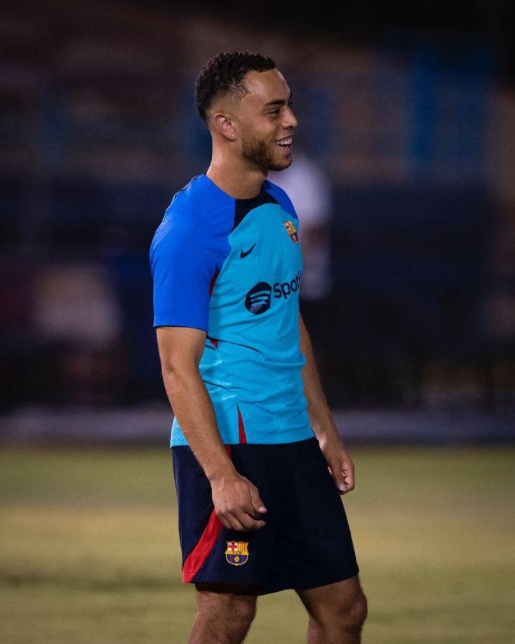 Según medios ingleses, el Manchester United se plantea fichar al lateral derecho Sergiño Dest por 20 millones de euros. El estadounidense no entraría en los planes de Xavi en Barcelona-.