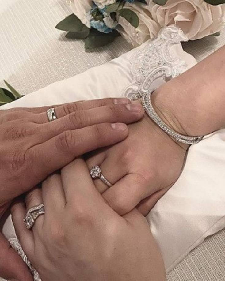La periodista compartió en Instagram esta hermosa postal en la que ella y su esposo presumen sus alianzas de matrimonio.