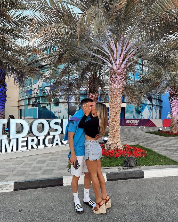 Según información del diario Sportsmail, las esposas y novias de los futbolistas de Argentina se vieron obligadas a abandonar el hotel en donde estaban tras un corte de luz que dejó el edificio a oscuras en altas horas de la noche.