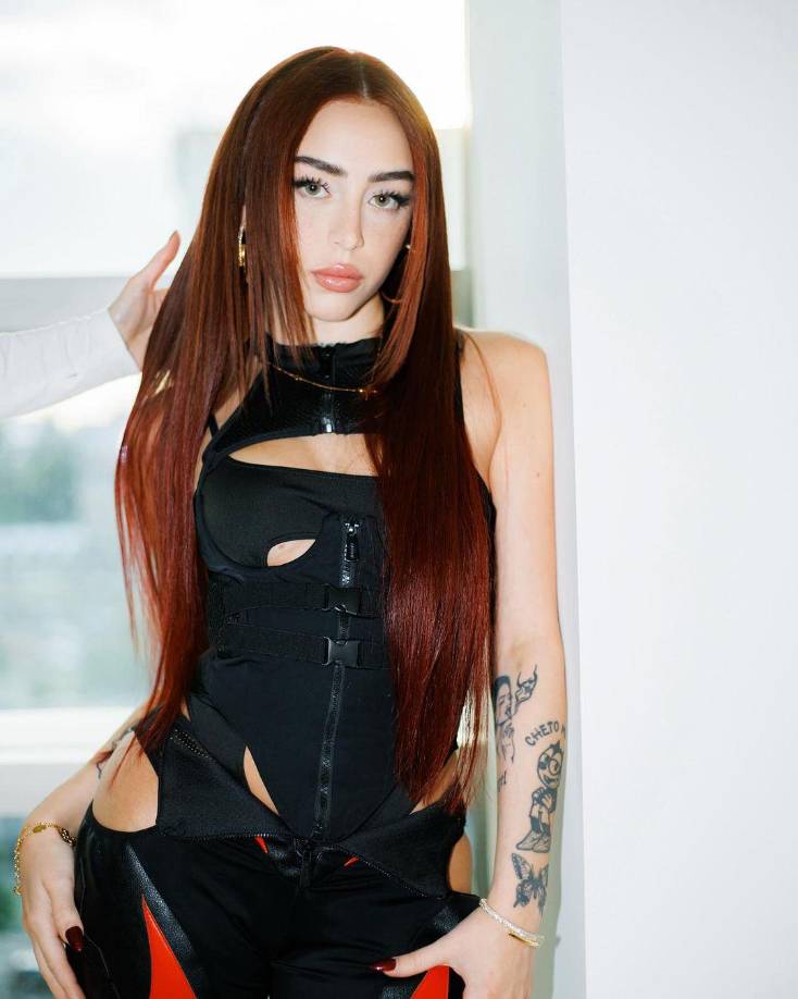 Este último episodio pone de manifiesto la persistente tendencia a minimizar los logros de las mujeres en la industria del entretenimiento, atribuyendo su éxito a supuestas “relaciones estratégicas”. Nicki Nicole, sin embargo, ha demostrado ser una de las voces más influyentes de la nueva generación de la música urbana en Argentina, acumulando millones de seguidores y reproducciones en plataformas digitales.