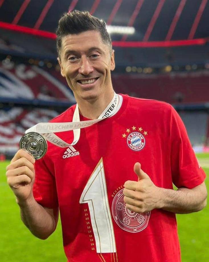 Cada vez se complica la renovación de Robert Lewandowski con el Bayern Múnich. Las posiciones entre el jugador y el club parecen distantes tanto en lo relativo a la remuneración como a la duración del contrato.