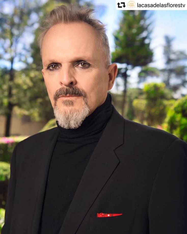 Después de lidiar por varios años con problemas de la voz que lo mantuvieron alejado de los escenarios, Bosé anunció su Importante Tour 2025-2026 el 18 de noviembre en una serie de publicaciones en redes sociales. “Es el BOSÉ renacido. Es el BOSÉ de total madurez. Es el guerrero de la NUEVA ERA, el familiar, el CONSCIENTE, el CONECTADO, el ESPIRITUAL. Es el IMPORTANTE”, escribió.