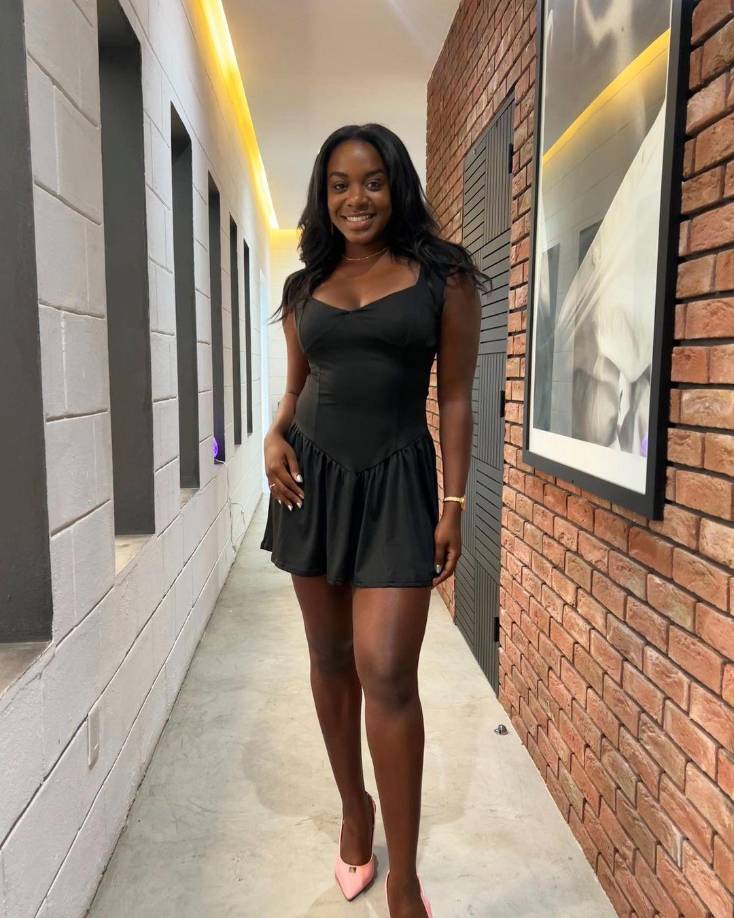 Habla inglés y español. Su versatilidad en las pasarelas se nota. A su corta edad ha participado en varias competencias nacionales. 