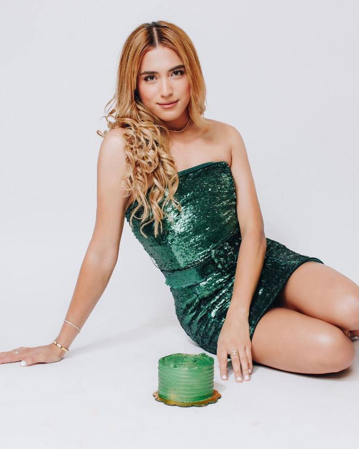 A Fredy no le importan las críticas y sigue con sus cambios de ‘look’, ahora usa se cabello largo de color rubio ondulado. En el mundo digital encontró su verdadera identidad.