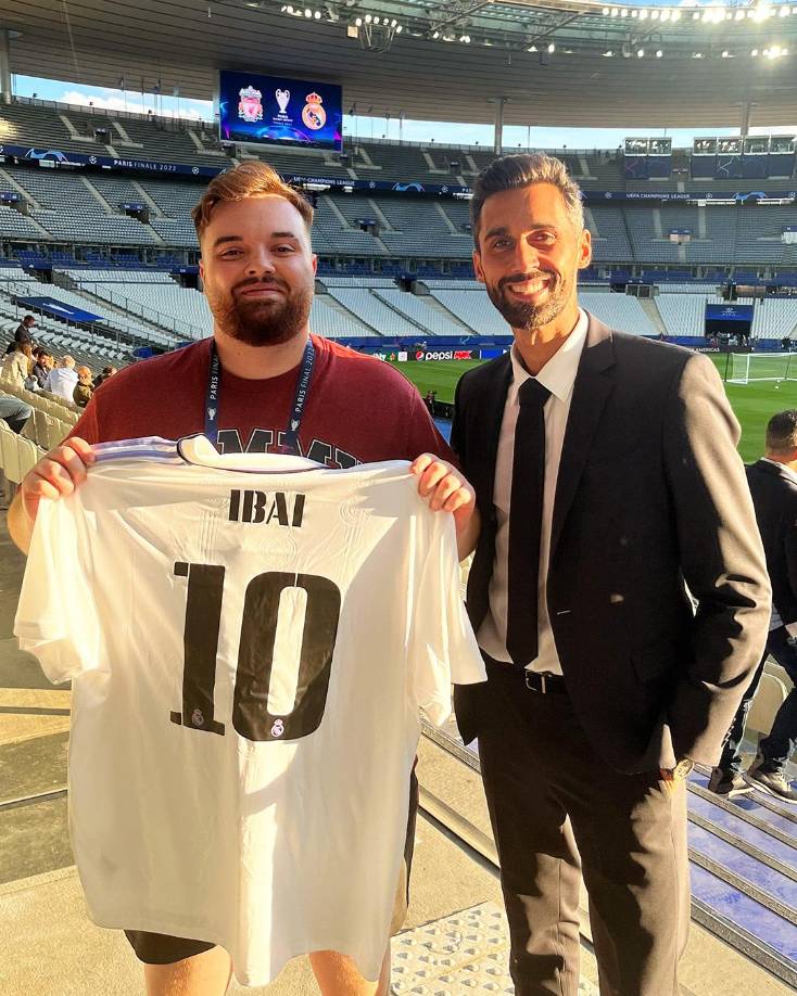 El encargado de darle a Ibai la camiseta con el número 10 y su nombre fue el exfutbolista Álvaro Arbeloa, ahora embajador del Real Madrid y entrenador de juveniles.