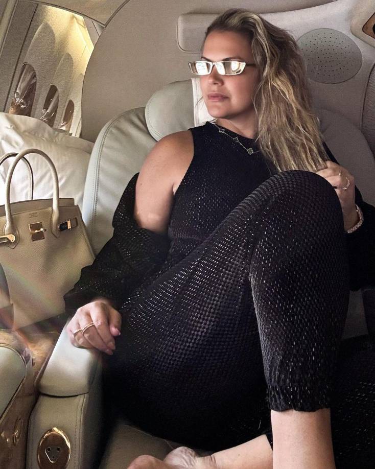 También tiene una vida llena de lujos y lo demuestra.