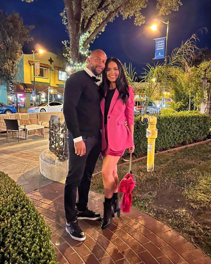 Víctor Bernárdez está felizmente casado con Wendy Salgado, ex modelo y presentadora de TV.