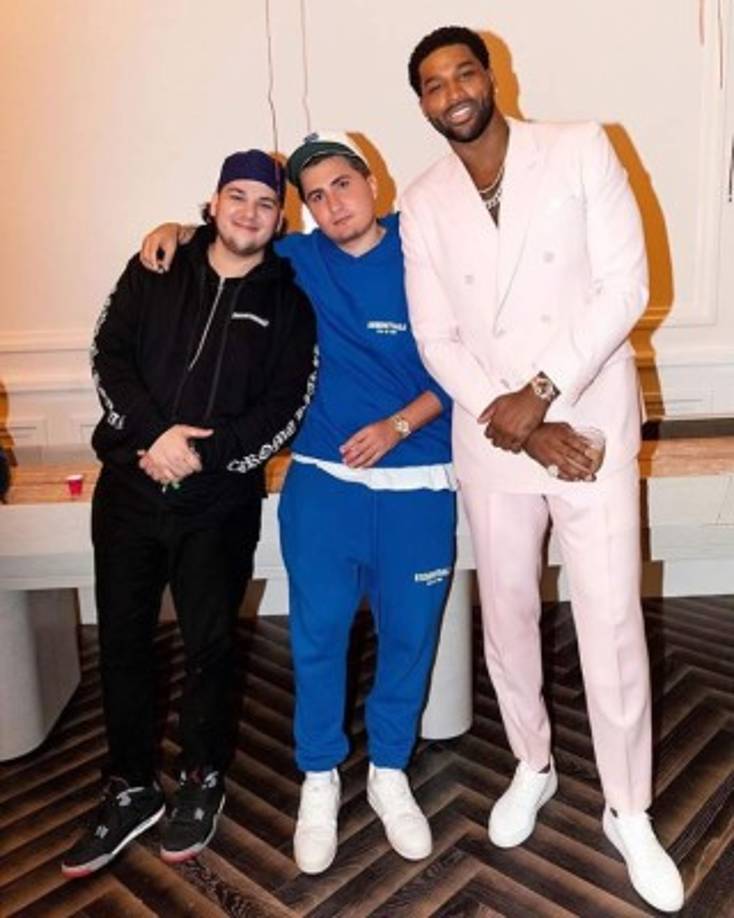 En la cuenta oficial de Instagram que manejan terceras personas en su nombre también se han publicado varias fotos en las que él aparece posando con su hermana Kourtney o con sus antiguos cuñados Scott Disick y Tristan Thompson.<br/>