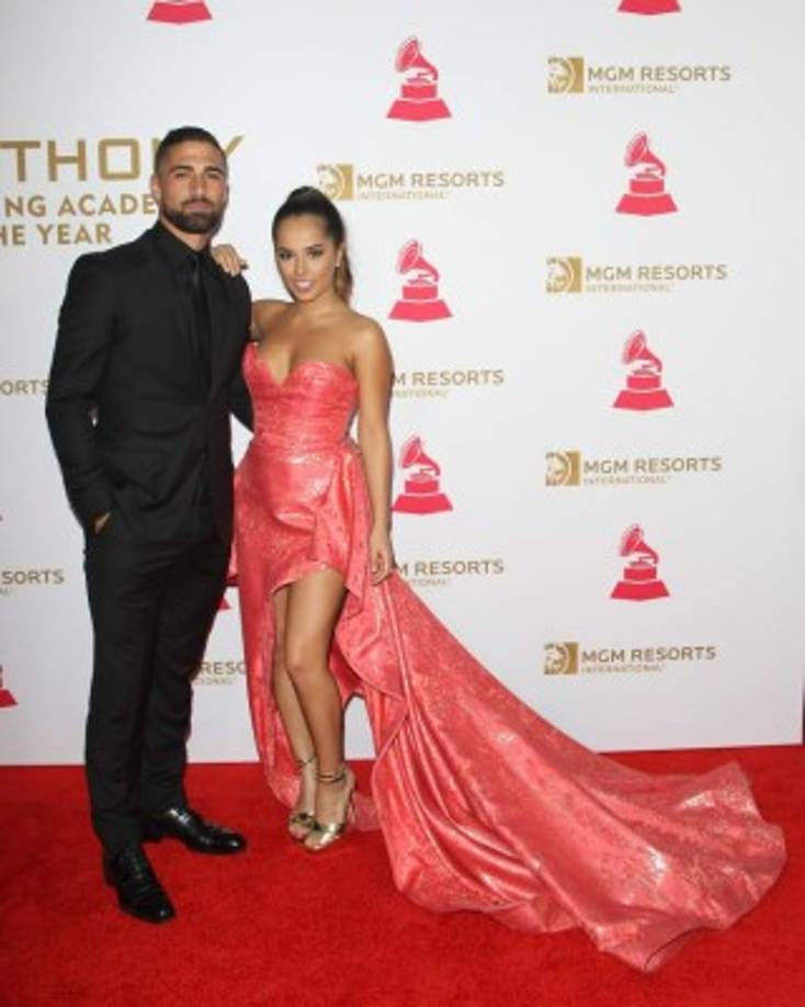 La cantante Becky G y su novio.