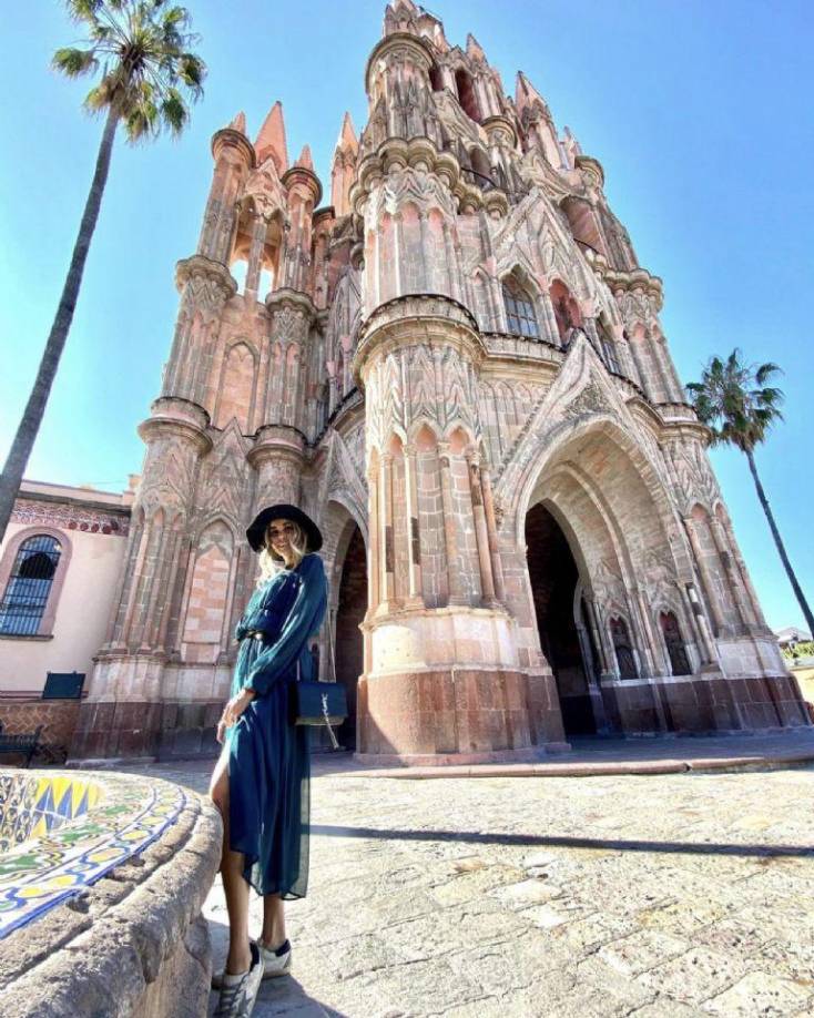 Así, lo mismo comía en restaurantes de lujo mientras vestía sudaderas y tenis Gucci o paseaba por países europeos como Italia para surtir su closet en la ciudad de la moda por excelencia. 