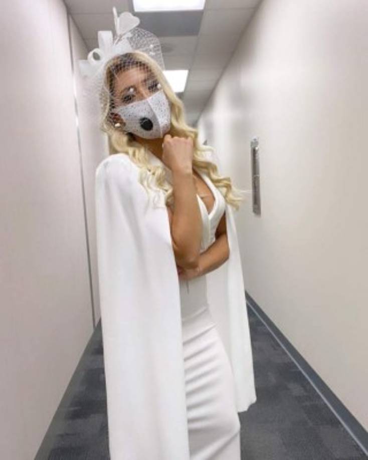 La catracha lució hermosa con este elegante traje blanco y un delicado tocado, todo a juego con una mascarilla blanca.