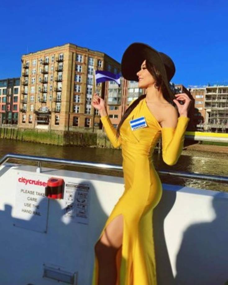 A su paso por Londres, la hondureña aprovechó para disfrutar al máximo y mostró imágenes en su cuenta de Instagram en las que siempre presumía con orgullo la bandera cinco estrellas.