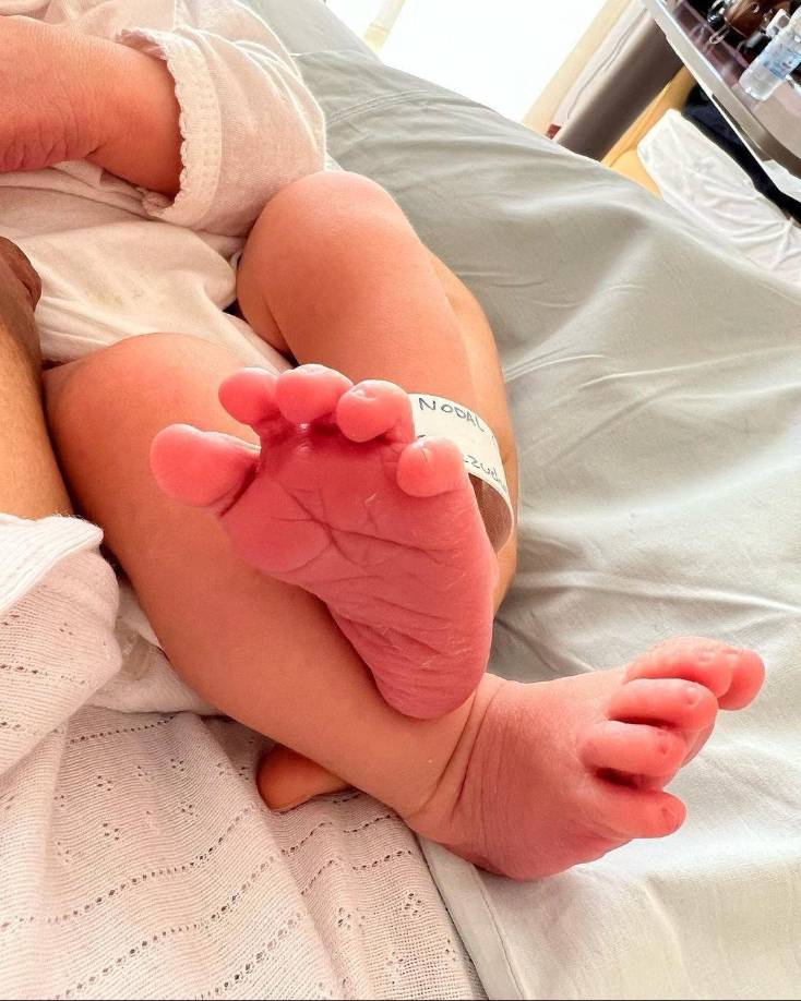 Aunque la imagen no revela con claridad el rostro de la pequeña, la publicación de Nodal fue suficiente para emocionar a sus seguidores, quienes rápidamente compartieron la foto en otras plataformas digitales. 