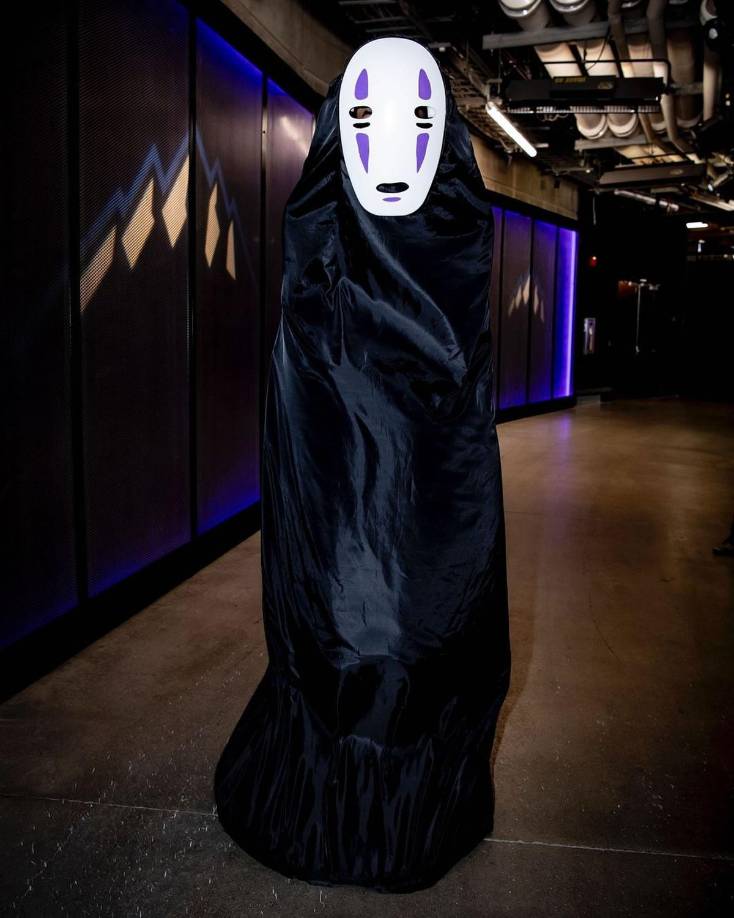 Victor Wembanyama, el jugador de los San Antonio Spurs, llegó al Delta Centerr con el disfraz de Sin Cara, famoso personaje de la película El viaje de Chihiro.