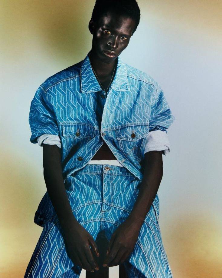 Sin alguna aspiración previa para dedicarse al modelaje, su descubrimiento llegó casi por azar en 2021, cuando Yves Constant, un agente de modelos, encontró videos en redes sociales donde Mamuor demostraba su pasión por el arte urbano: baile y el rap.