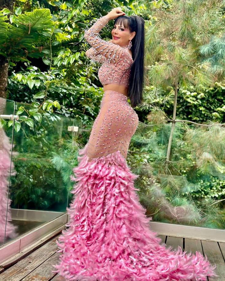 Gloria Trevi le puso: “Eres una esmeralda”, África Zavala resaltó su belleza con la palabra “Divina”. Con esto queda más que demostrado que la hermos Maribel Guardia no conoce los límites ya que a sus 64 años luce su cuerpo al natural.