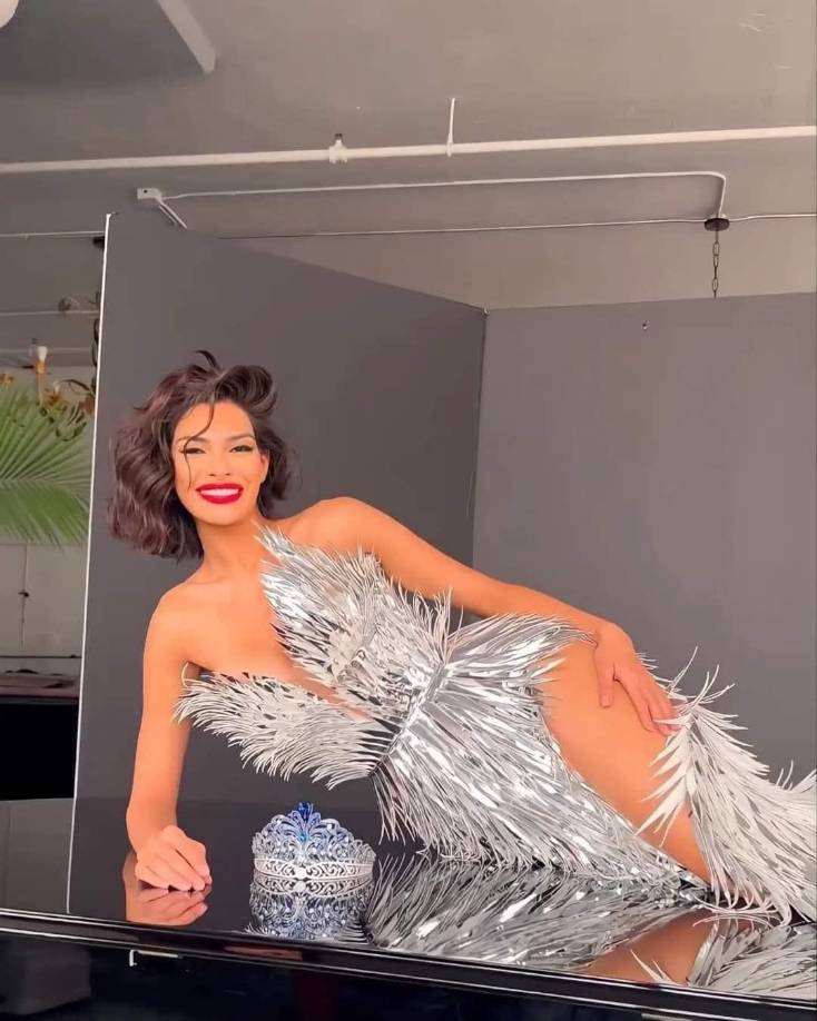 En las fotos, se puede observar a Sheynnis Palacios posar con un vestido en tendencia en color plateado junto a la corona obtenida en el pasado certamen desarrollado en El Salvador.