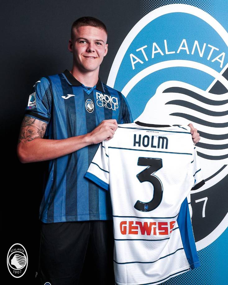 El Atalanta anunció el fichaje de Emil Holm. El lateral sueco de 23 años llega del Spezia como cedido por 2’5 millones de euros con una opción a compra de 8’5 ’kilos’.