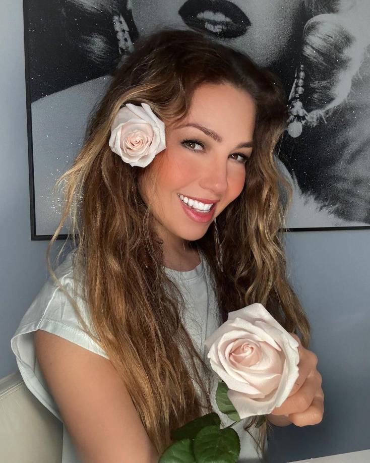 Thalía es una actriz y cantante mexicana que comenzó su carrera desde que era adolescente, siempre ha sido muy delicada y coqueta, amante de los detalles “girly”, por lo que hoy, a sus 53 años luce muy espectacular con todo lo que se pone en tonalidades pastel. 
