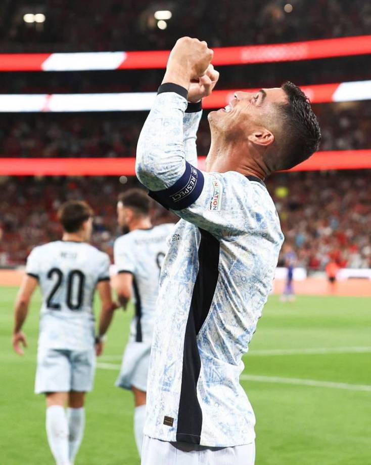 Al momento de festejar el gol, Cristiano primero lo dedicó al cielo. Cerró los puños con felicidad.