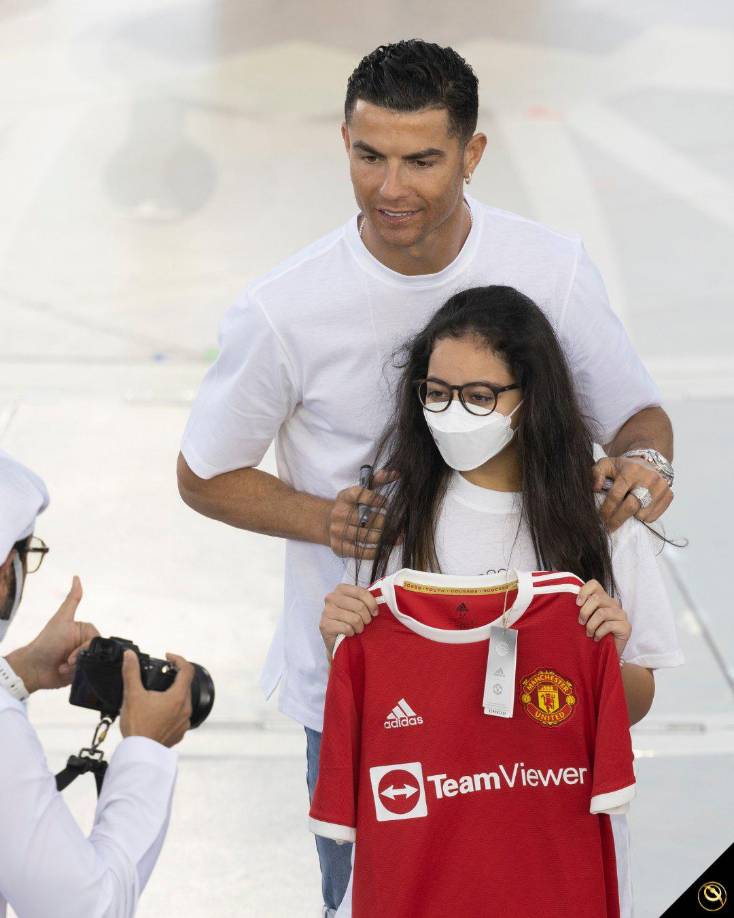 Algunos niños posaron con la camiseta del Manchester United, equipo en el que juega CR7.