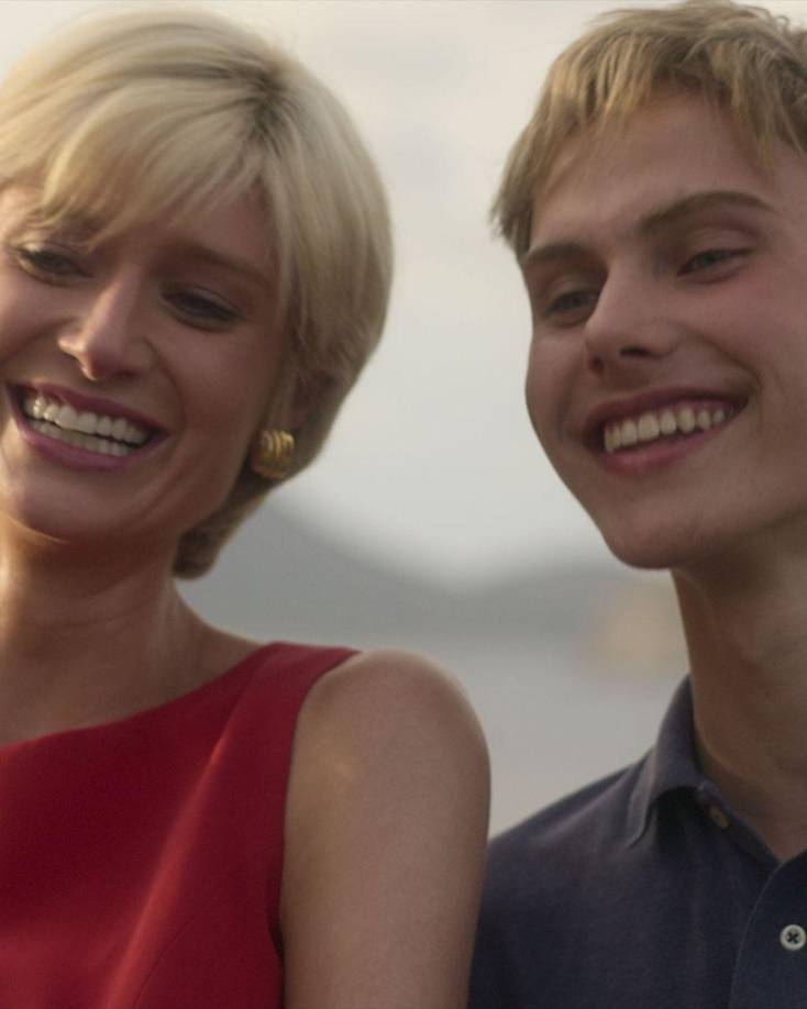 “Seguramente la muerte de la Princesa del Pueblo ameritaba alguna reflexión sobre su relación con el público. Pero en las raras ocasiones en que la sexta temporada mira más allá de Diana, Dodi y la Corona, sus observaciones son superficiales”, afirma. 