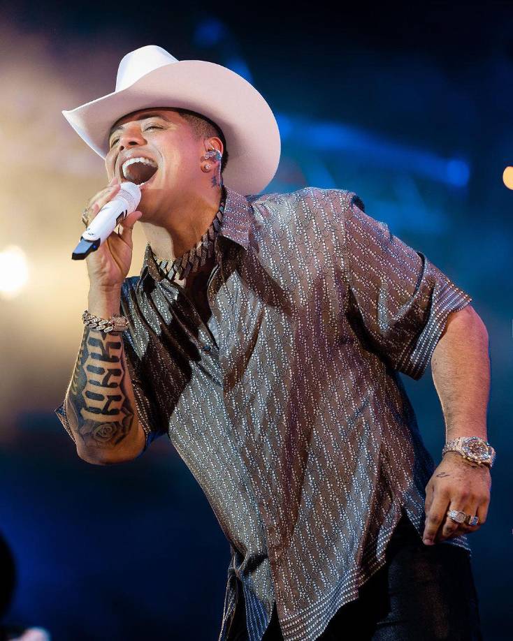 Eduin Oswaldo Parra Cázarez, mejor conocido como Eduin Caz, es un cantante, vocalista del conocido Grupo Firme que nació en Culiacán, Sinaloa, México y el pasado domingo 30 de julio celebró tres décadas de vida. En sus redes sociales compartió un mensaje conmemorando su aniversario y dio un importante anuncio a sus fans.