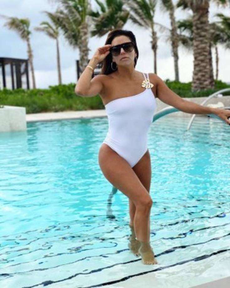 '¡Te ves fenomenal!', escribió Victoria Beckham a esta imagen de Eva Longoria en la que posó con un bikini blanco de una pieza.