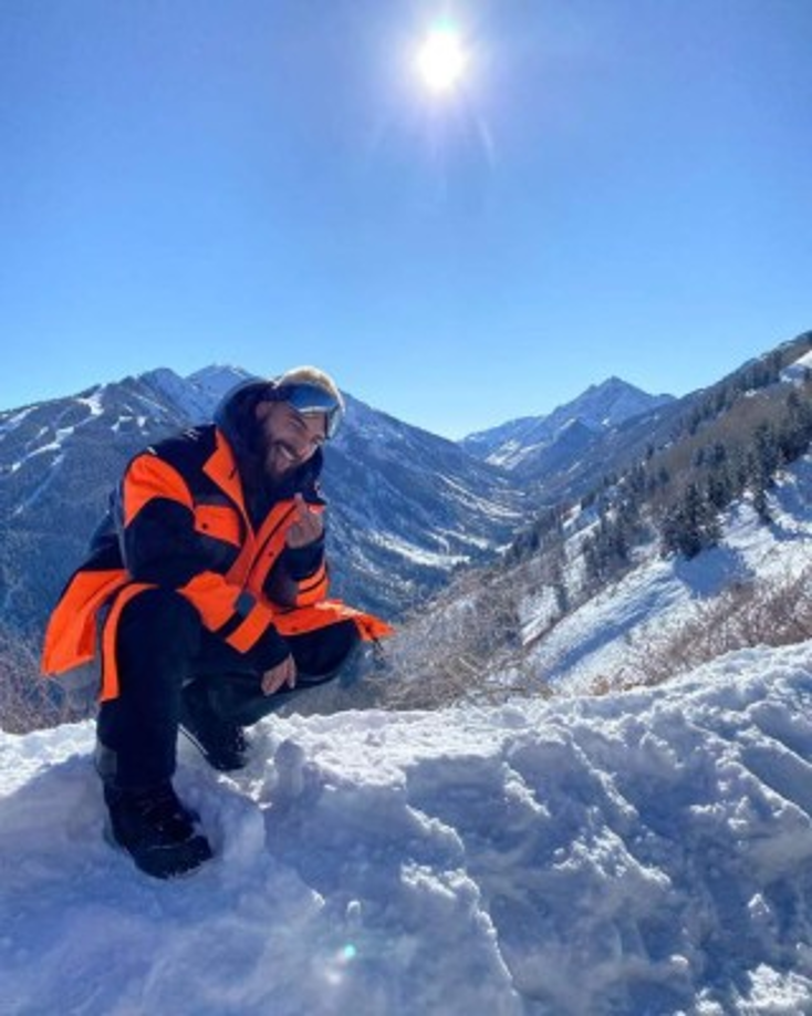 Si no hubiera polémica, no fueran fotos de Maluma. Al menos se mira feliz luego de ruptura sentimental con la modelo Natalia Barulich.