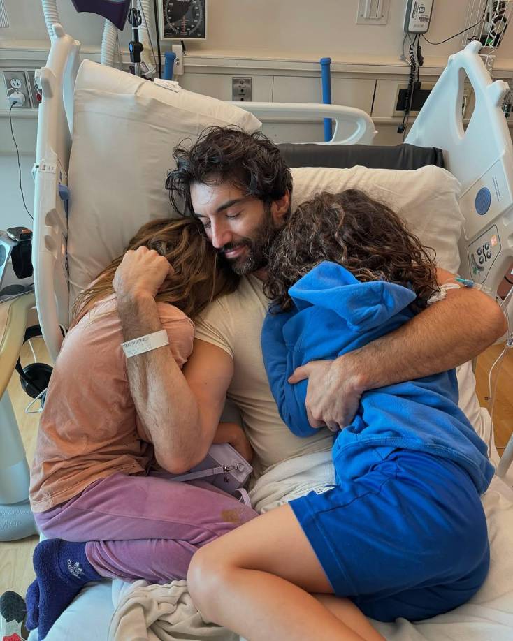 Justin ha hablado abiertamente sobre su enfoque en la crianza, desafiando las normas de género y enseñando a sus hijos a aceptar tanto la vulnerabilidad como la valentía. En la foto se capta a Baldoni cuando fue internado por una infección acompañado por sus dos hijos.