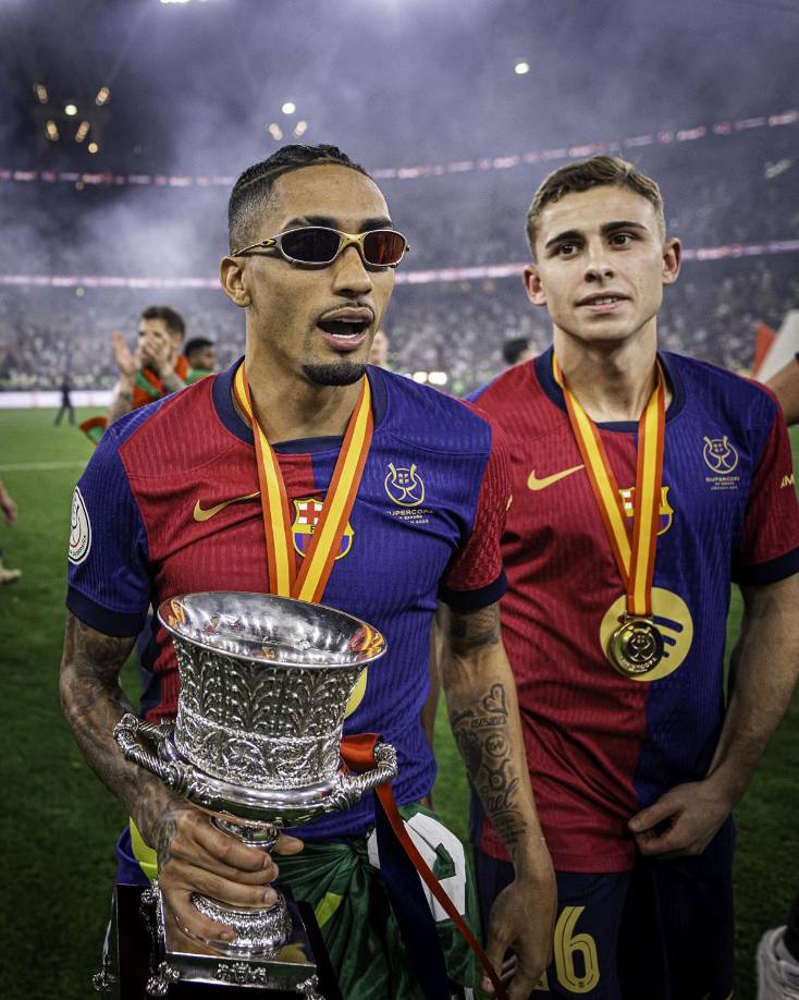 Raphinha se puso unos lentes al final del partido para celebrar con el trofeo de campeones de la Supercopa de España.