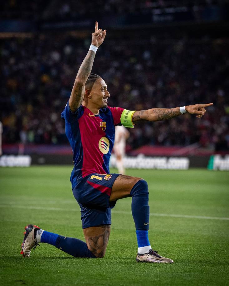 Otra de las celebraciones de Raphinha en el Estadio Olímpico Lluís Companys de Montjuïc.