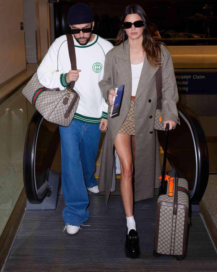 TMZ difundió imágenes de la socialité en la localidad de Colorado, donde lució en las calles un enorme abrigo de piel, medias negras y zapatos planos negros. Sin embargo, Bad Bunny no estaba con ella.