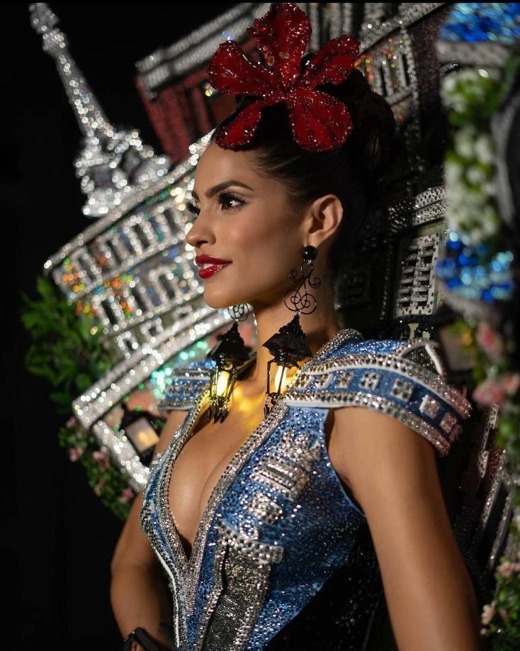 Sobre el corset, que emula la arquitectura de la Fortaleza, se despliega un espaldar tipo concha adornado con más de una docena de lugares emblemáticos del Viejo San Juan, desde la fuente del Paseo de la Princesa hasta la capilla del Santo Cristo, todo en impresionantes detalles en 3D, algunos iluminados con luces LED.