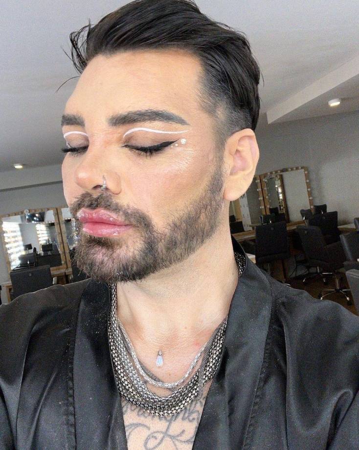 Revela sus sueños, temores y publica confesiones como que la parte que más le gusta de su cuerpo es la nariz.