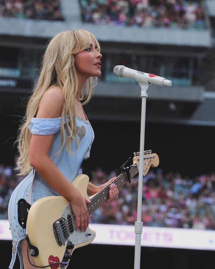 Tras destronar al rapero Eminem en las tendencias de Billboard, la cantante estableció un nuevo récord al convertirse en la solista femenina más joven en la historia en mantener simultáneamente los puestos número 1 y número 2 en la lista oficial de sencillos a la edad de 25 años, superando a Ariana Grande.