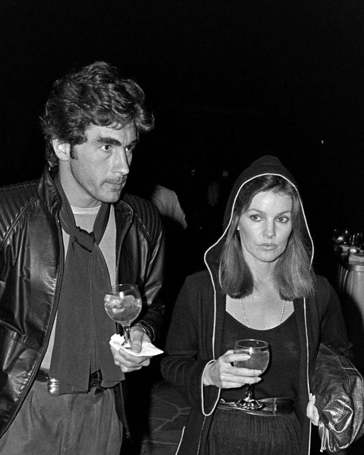 Priscilla se puso furiosa cuando Lisa Marie reveló el incidente y llamó a su hija para que Edwards pudiera disculparse. “En Europa así es como les enseñan a los niños, así que yo también lo hice”, le dijo.Pero el abuso no cesó. “Me tocó y me azotó, me dijo que no mirara” y la dejó con el trasero magullado. “Supongo que se masturbó”, dice Lisa Marie. Cuando Priscilla lo confrontaba, “él decía: ‘Oh, estaba borracho’ o ‘En realidad estaba coqueteando conmigo’”.