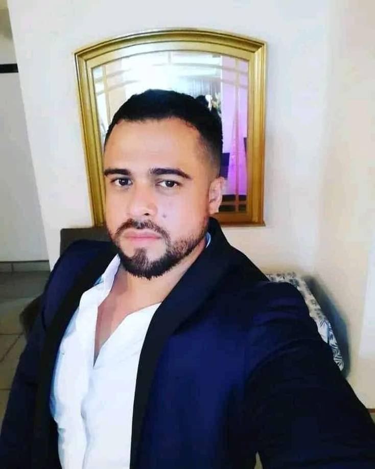 Un vídeo que circula en las redes sociales muestra el momento en que Marcelo era subido por familiares y amigos a la paila de un automóvil.