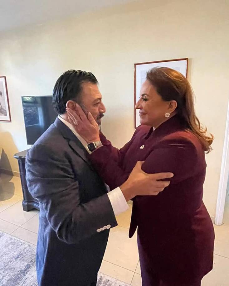 Yoyo Barrientos fue el encargado de vestir a la presidenta de la República de Honduras, Xiomara Castro de Zelaya. 