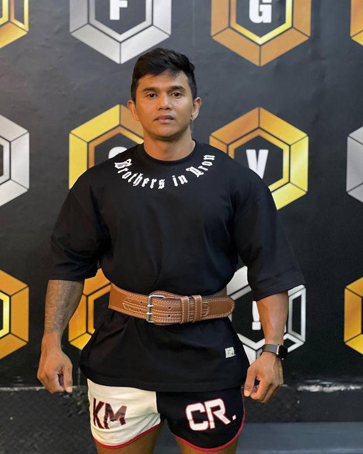 Finalmente el peso venció al culturista, quien cayó en un ángulo “espantoso” y fue golpeado por la barra.