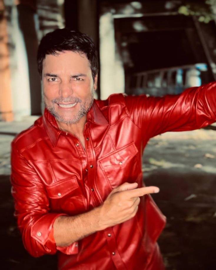 Aclaró que ese lapso fue muy productivo también, porque grabó y lanzó temas, como “Choka Choka” (con Ozuna) o “Di Qué Sientes Tú”, que no incluyó en este álbum, y que para él fueron aprendizaje. En aras de llevarle a sus fans un espectáculo de estándar mundial, Chayanne ya empieza a idear un tour que lo traiga de vuelta y con el cual desea abarcar lo más que pueda del mundo.