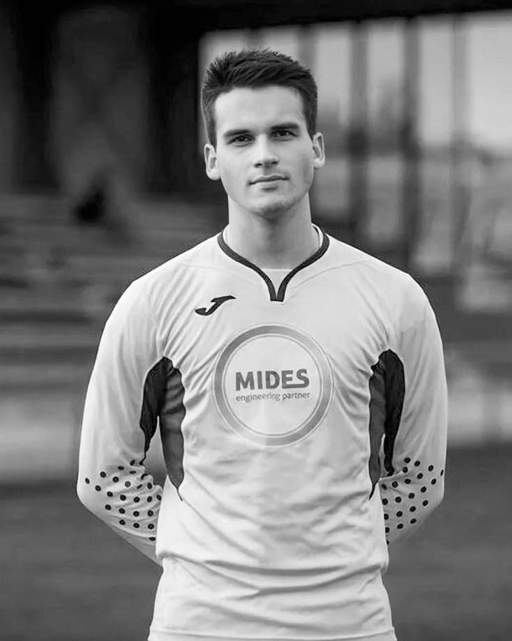 A pesar de los intentos por salvarle la vida, su fallecimiento se habría producido en pleno campo de juego, según informa el medio local Vrt News.