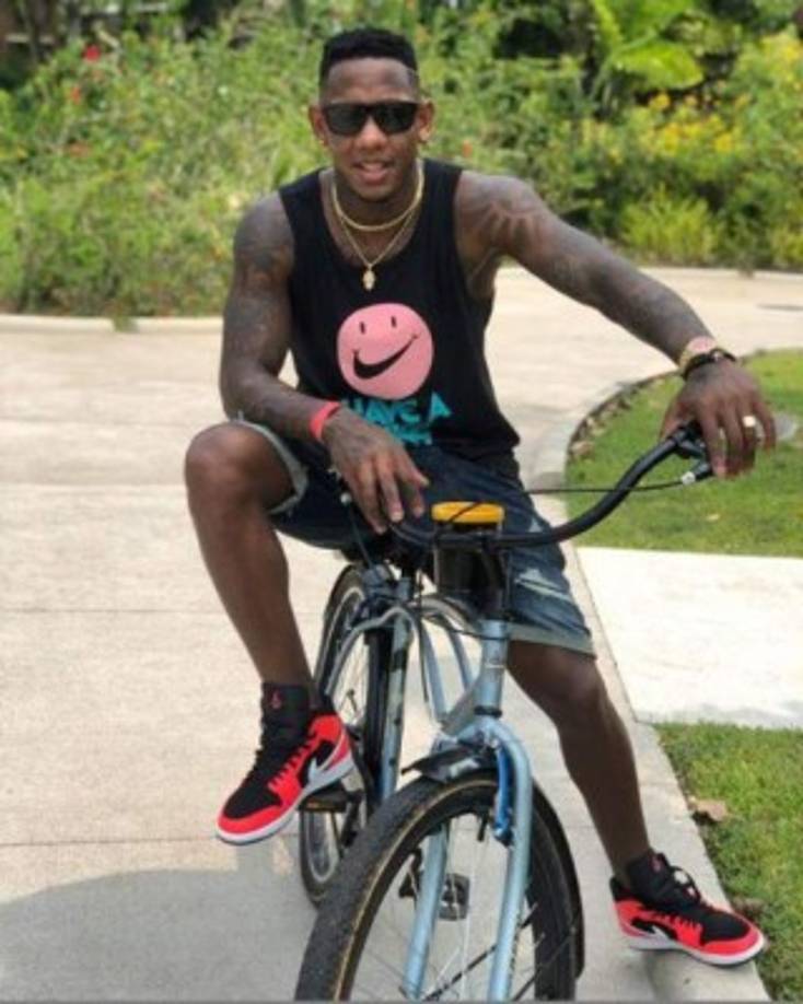 Aunque ande en bicicleta, Romell Quioto no se despega de sus joyas y el estilo que lo caracteriza.