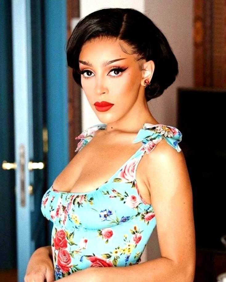 “Por favor ayúdame a mí y a la Cruz Roja de Estados Unidos a apoyar mi hermoso estado de California. Me asocié con el artista Pini y diseñé una pequeña colección de sudaderas y camisetas a la venta ahora. <b>El 100% de las ganancias van a la Cruz Roja de Estados Unidos para apoyar a la gente de California afectada por los incendios</b> forestales”, señaló.