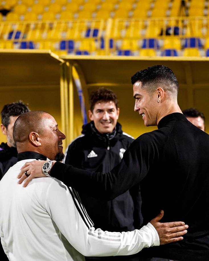 Cristiano Ronaldo y Roberto Carlos se saludan en el campo de entrenamiento del Al Nassr.